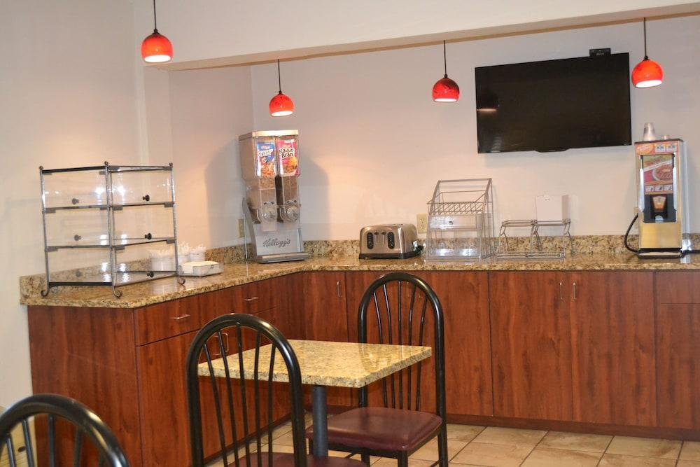 מלון Super 8 By Wyndham Germantown/Milwaukee מראה חיצוני תמונה