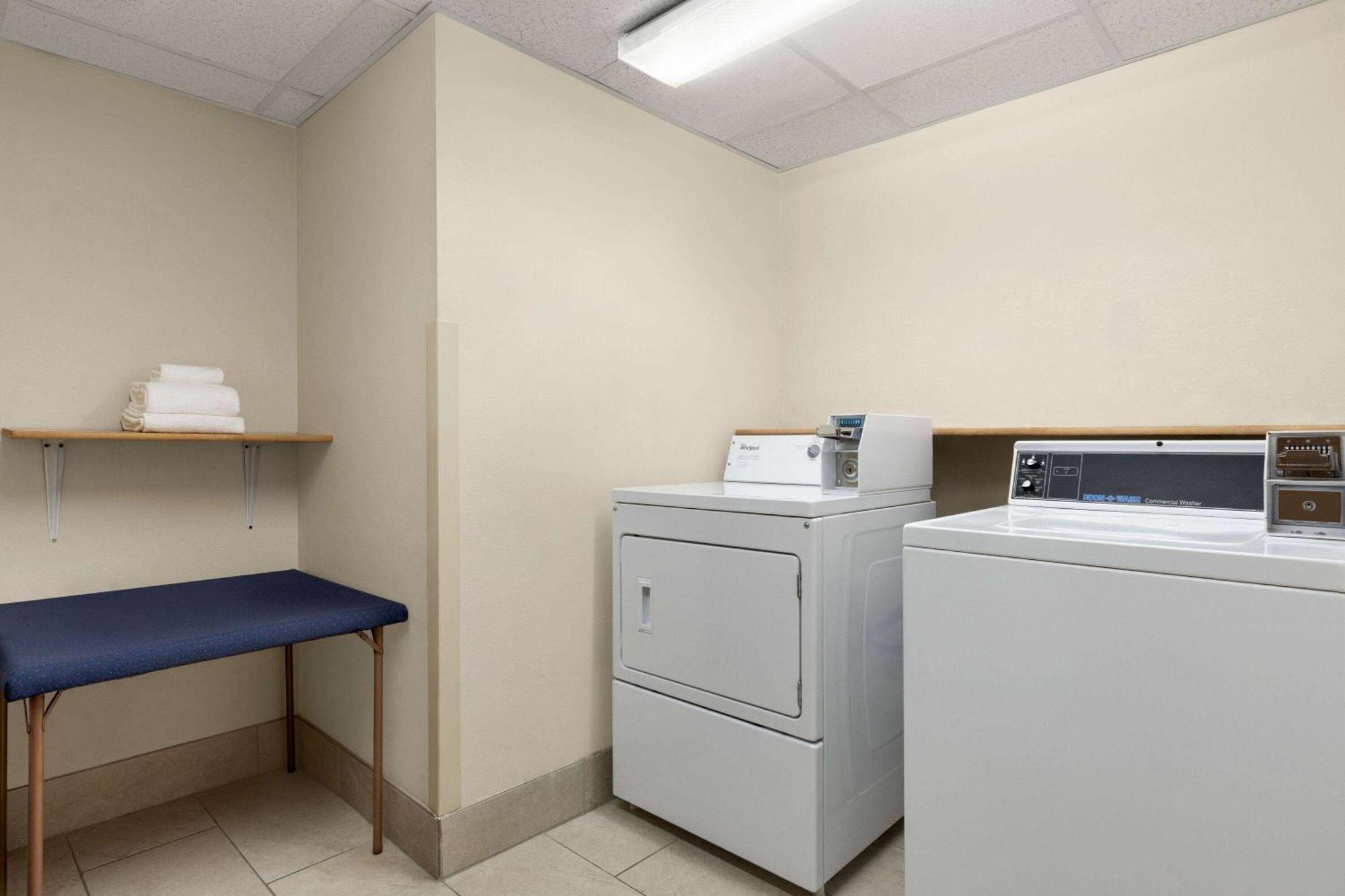 מלון Super 8 By Wyndham Germantown/Milwaukee מראה חיצוני תמונה