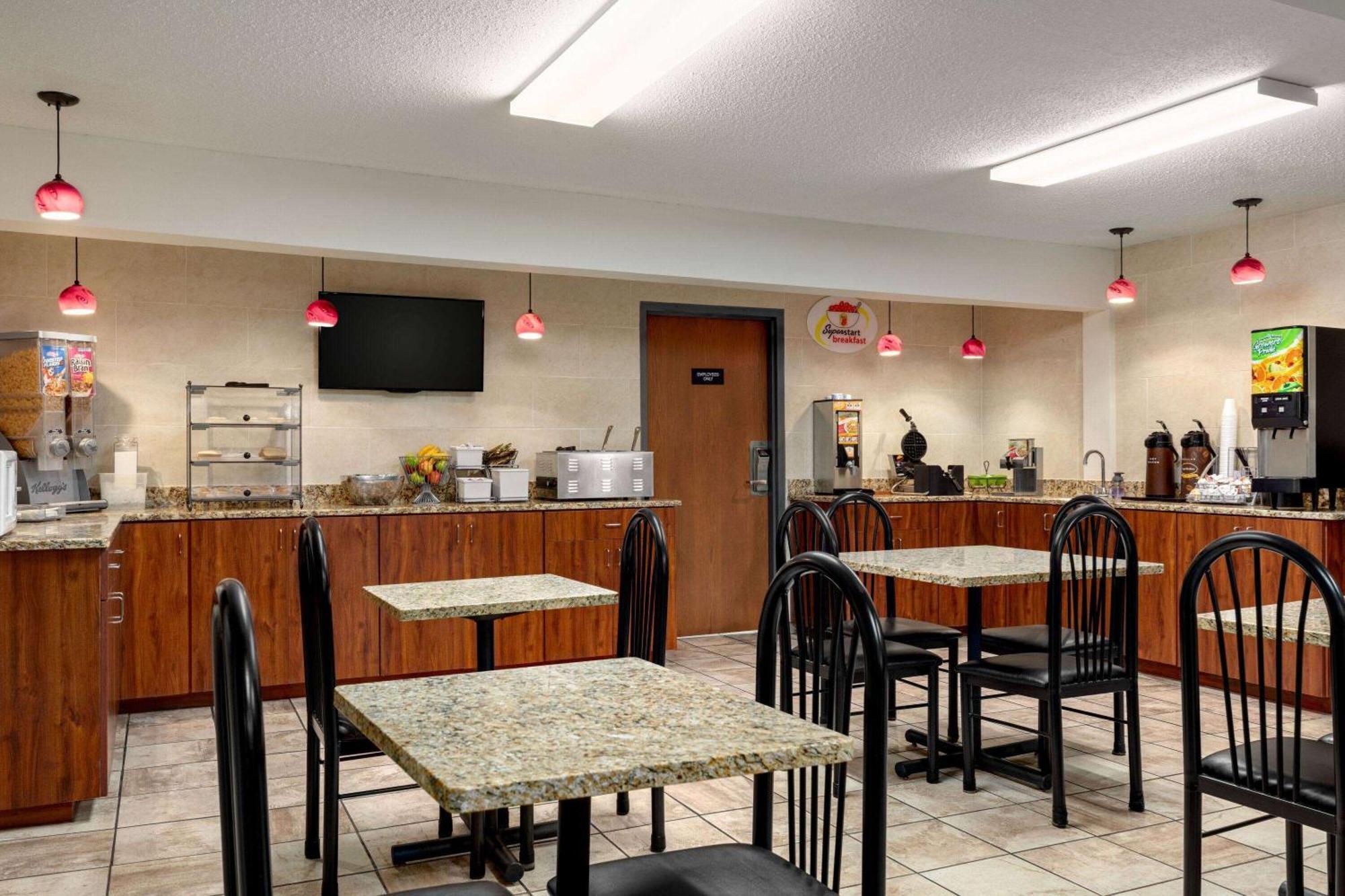 מלון Super 8 By Wyndham Germantown/Milwaukee מראה חיצוני תמונה
