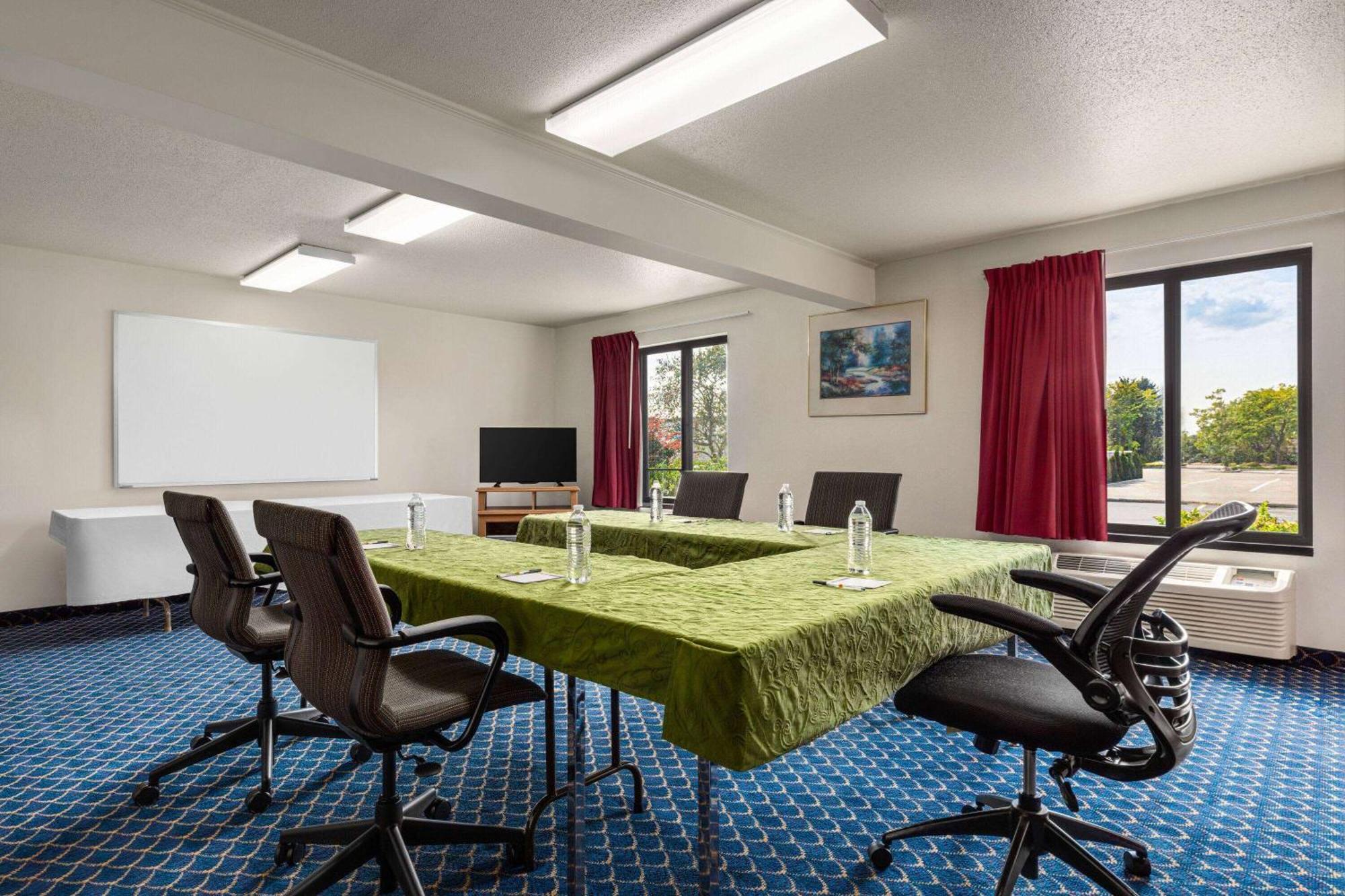 מלון Super 8 By Wyndham Germantown/Milwaukee מראה חיצוני תמונה