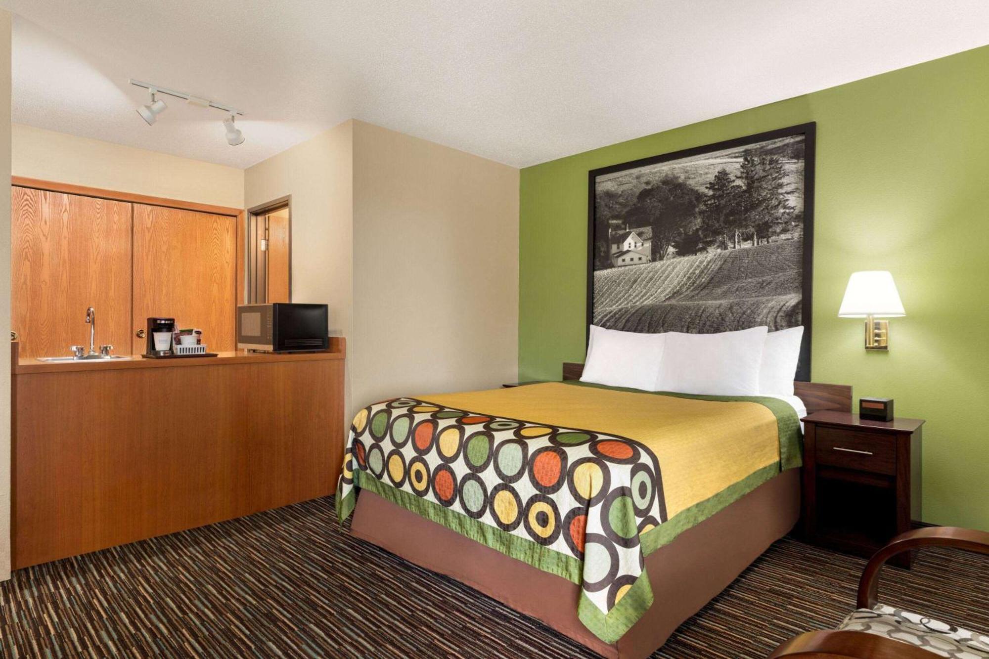 מלון Super 8 By Wyndham Germantown/Milwaukee מראה חיצוני תמונה