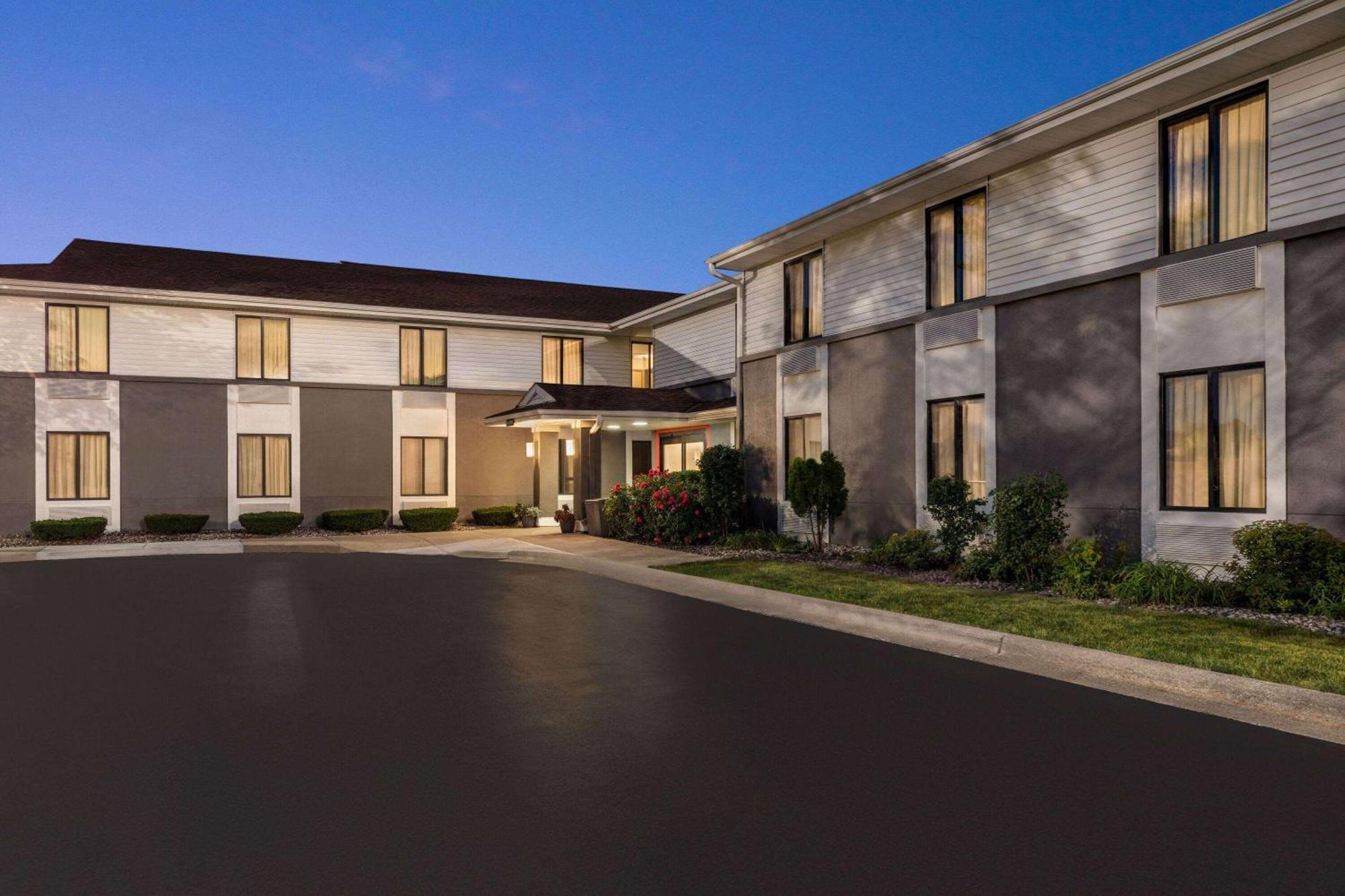 מלון Super 8 By Wyndham Germantown/Milwaukee מראה חיצוני תמונה