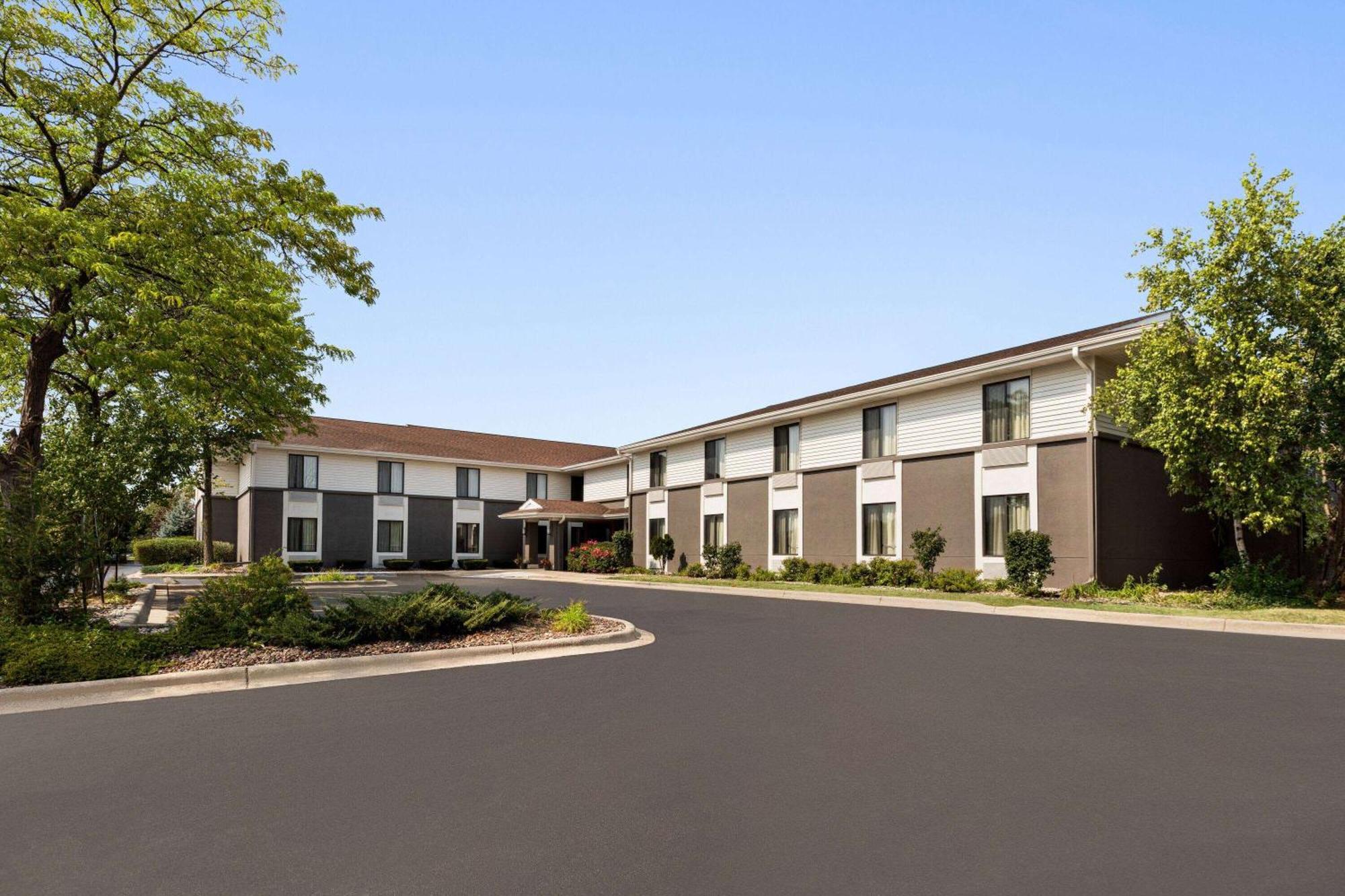 מלון Super 8 By Wyndham Germantown/Milwaukee מראה חיצוני תמונה